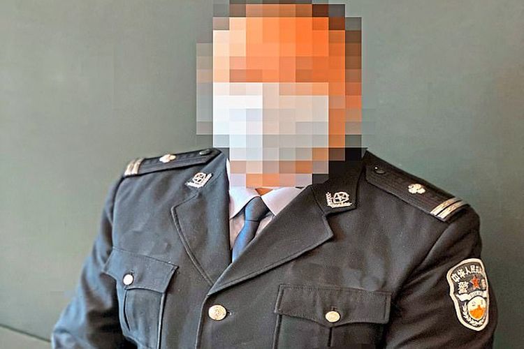 Jiang, berusia 39 tahun, mantan perwira polisi China mengungkapkan bagaimana dia memukul, menyiksa, dan menyiksa sejumlah pria dan wanita yang ditangkap oleh pasukan keamanan China.
