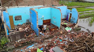 Rumah Warga di Sidoarjo Ambruk Dini Hari, Berawal dari Tanah Samping Tergerus Air