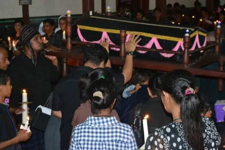 Foto: Prosesi Logu Senhor pada Ibadat Jumat Agung di Paroki Santo Ignatius Loyola Sikka, Kabuapaten Sikka, NTT.  