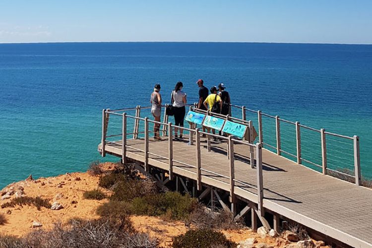 Skipjack Point, salah satu titik pandang yang memikat di Shark Bay, Australia Barat, Jumat (21/4/2017).