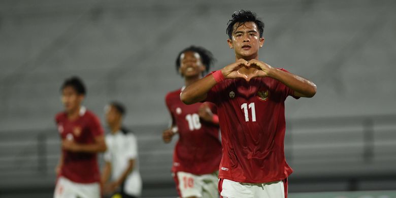 Pemain Timnas Indonesia Pratama Arhan (kanan) berselebrasi bersama rekannya setelah berhasil mencetak gol ke gawang Timnas Timor Leste dalam pertandingan sepak bola Leg 1 FIFA Matchday di Stadion I Wayan Dipta, Gianyar, Bali, Kamis (27/1/2022). Indonesia menang atas Timor Leste dengan skor 4-1.
