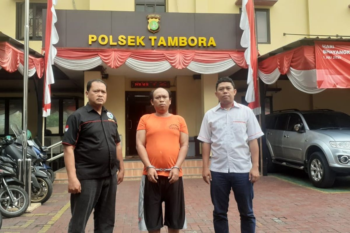 Polisi menangkap pria berinisial NA yang mengedarkan narkoba jenis sabu di kawasan Tambora, Jakarta Barat. 