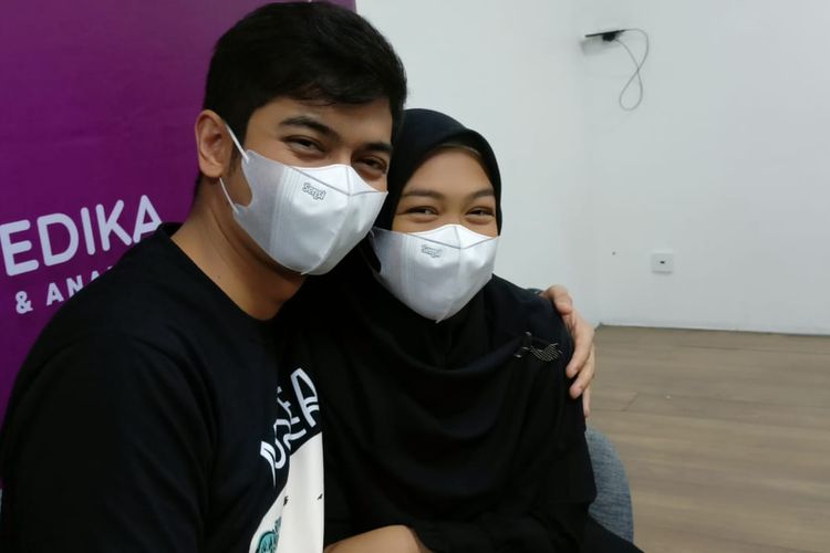 YouTube Ria Ricis dan suaminya Teuku Ryan dalam jumpa pers di RSIA Bina Medika Bintaro, Tangerang Selatan, Kamis (28/7/2022). 