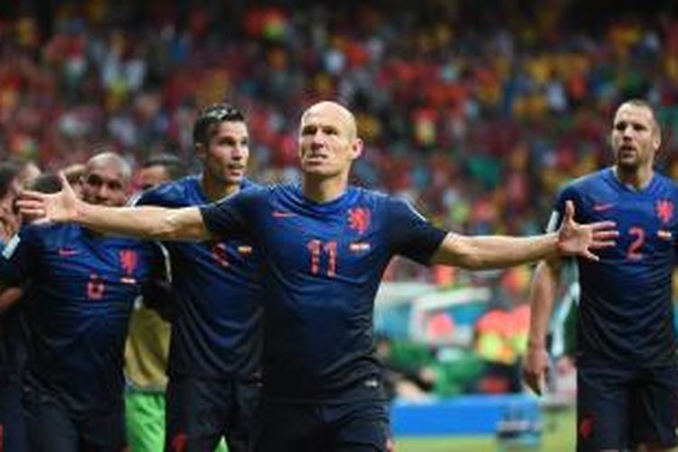 Gelandang Belanda, Arjen Robben, seusai mencetak gol ke gawang Spanyol pada pertandingan perdana Grup B Piala Dunia 2014 di Arena Fonte Nova, Salvador, Jumat atau Sabtu (14/6/2014) dini hari WIB. Belanda menang 5-1 pada laga tersebut. 
