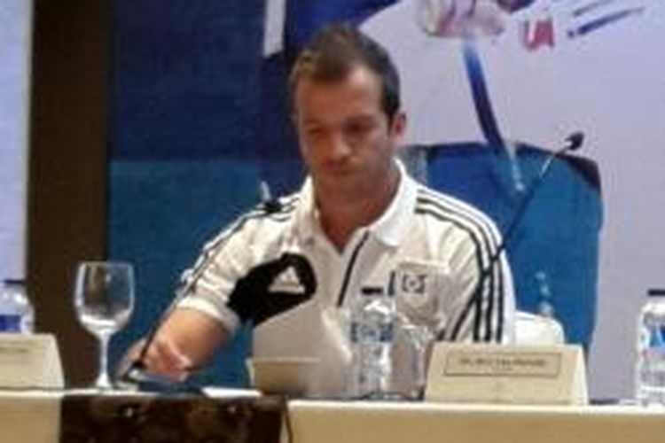 Kapten Hamburg SV, Rafael Van Der Vaart, saat jumpa pers dalam rangka kedatangan timnya ke Indonesia, di Hotel Shangri-La, Jakarta, Minggu (5/1/2014)