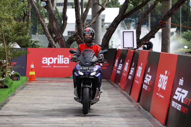 Wartawan mendapat kesempatan mencoba mengendarai motor Aprilia SR-GT di Jakarta, Sabtu (16/7/2022). Aprilia SR-GT, premium skuter sporty resmi meramaikan pasar otomotif Indonesia.