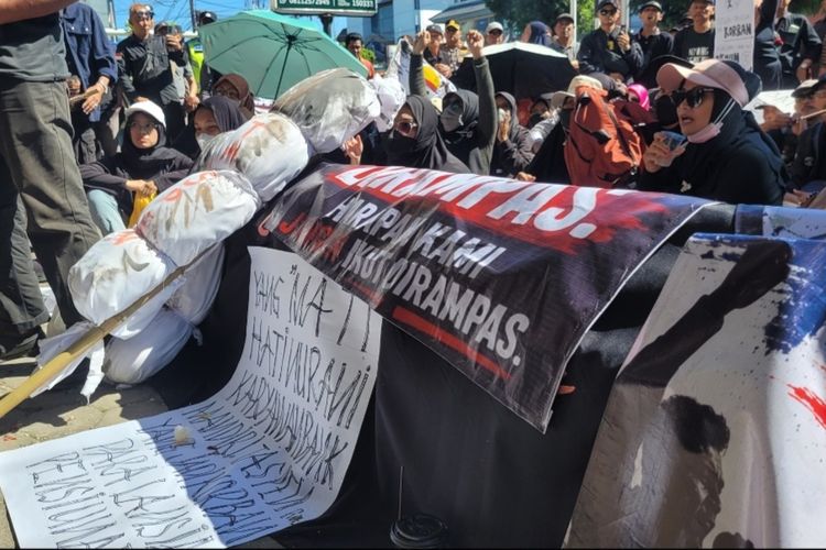 Tuntutan Tak Dipenuhi, Korban Investasi Bodong di Purwokerto Doa Bersama di Kantor Bank