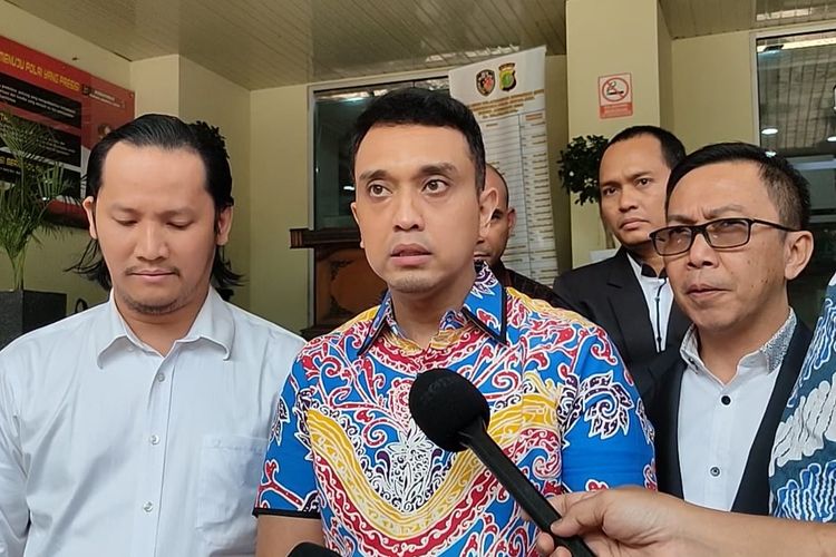 Aiman Witjaksono memberikan pernyataan kepada wartawan di Mapolda Metro Jaya, Kamis (28/3/2024). 