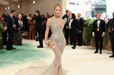 Gaun Glamor J-Lo untuk Met Gala Dijahit hingga 800 Jam