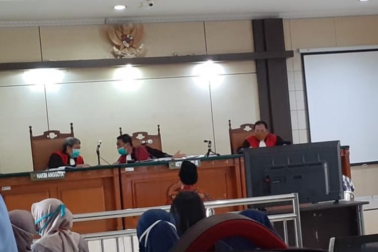 Sidang perdana 4 mahasiswa kasus demo ricuh tolak omnibus law di Srmarang, Selasa (22/12/2020).