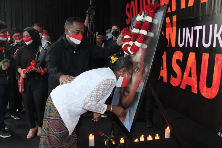 Aksi solidaritas keadilan untuk almarhumah Adelina Sau, pekerja migran Indonesia, yang tewas disiksa majikannya, pada awal tahun 2018 lalu, digelar di kantor Badan Pelindungan Pekerja Migran Indonesia (BP2MI) Jakarta