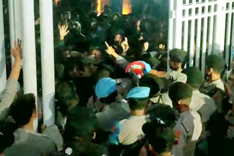Ratusan supoerter saling dorong dengan polisi di Stadion Jatidiri Semarang, Rabu (29/3/2023).