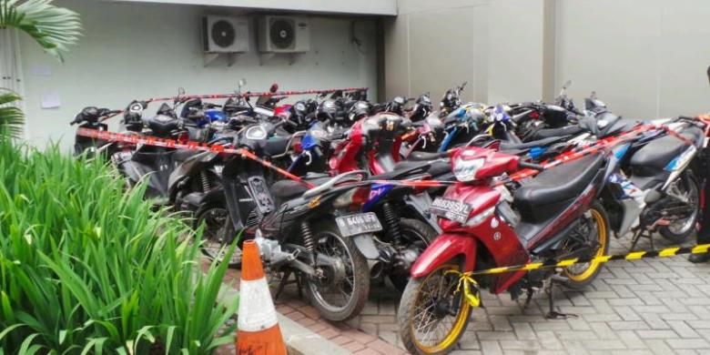 Sebanyak 31 motor sitaan Komisi Pemberantasan Korupsi diletakkan di halaman belakang Gedung KPK, Jakarta, Selasa (24/12/2013). Penyitaan motor ini terkait pencucian uang yang menjerat mantan Ketua Mahkamah Konstitusi Akil Mochtar. 