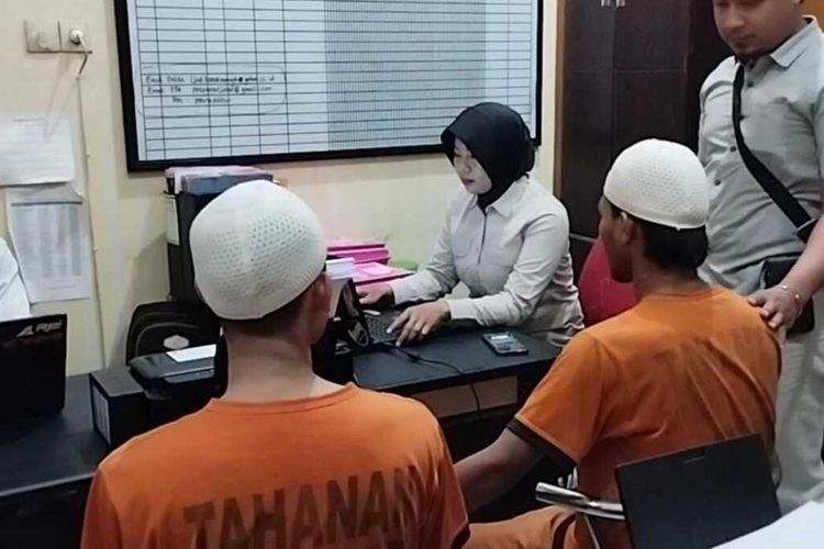 Dua dari 3 pelaku pencabulan anak perempuan di bawah umur ditahan di tahanan Polres Blitar, Kamis (9/3/2023)