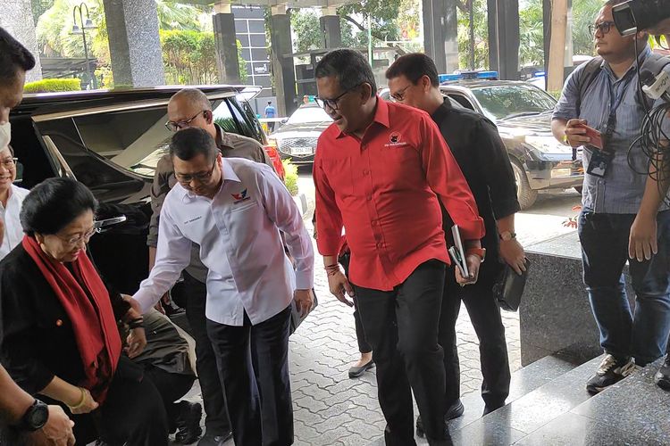 Ketua Umum PDI-P Megawati Soekarnoputri didampingi mantan Sekjen PDI-P sekaligus Sekretaris Kabinet Pramono Anung tiba di Gedung High End, Jakarta Pusat, Rabu (25/10/2023) menghadiri rapat mingguan TPN Ganjar-Mahfud.