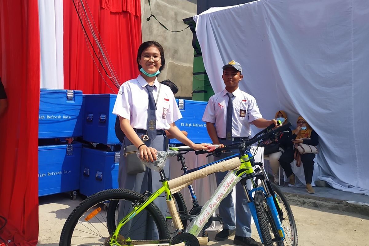 Siswa-siswi di Babelan, Kabupaten Bekasi beroleh hadiah sepeda dari Ibu Negara, Iriana Joko Widodo, Senin (16/9/2019).