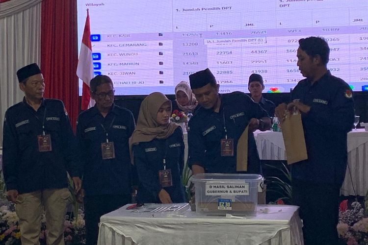 Tim PPK Kare membuka rekap suara untuk dibacakan hasilnya pada rapat pleno rekapitulasi pilkada serentak 2024 yang digelar KPU Kabupaten Madiun, Jawa Timur, Selasa (3/12/2024).
