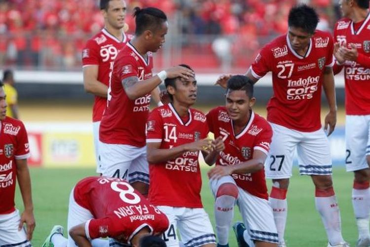 Pemain Bali United merayakan gol Fadhil Sausu (tengah) usai membobol gawang Sriwijaya FC pada pertandingan lanjutan TSC 2016 di Stadion I Wayan Kapten Dipta, Gianyar, Jumat (19/8/2016). 