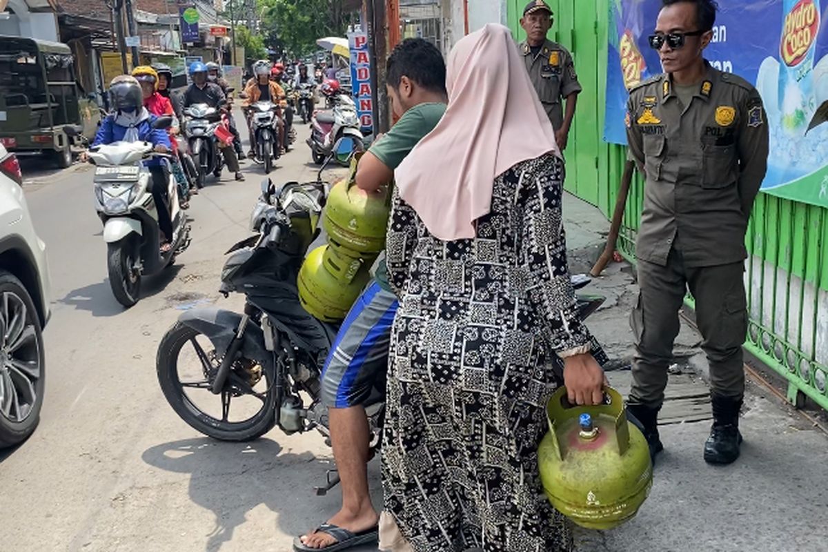 Salah satu warga Surabaya yang kesulitan mencari gas melon, Rabu (4/2/2025).
