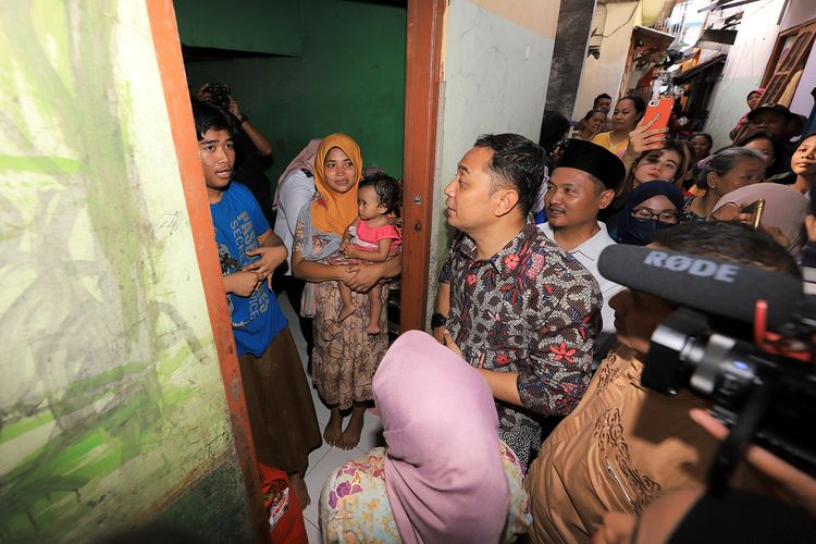 Wali Kota Surabaya Eri Cahyadi saat berkunjung ke rumah dari pasangan keluarga Choiruk Anam dan Yunita Puji Lestari di Bulak Rukem, Surabaya.