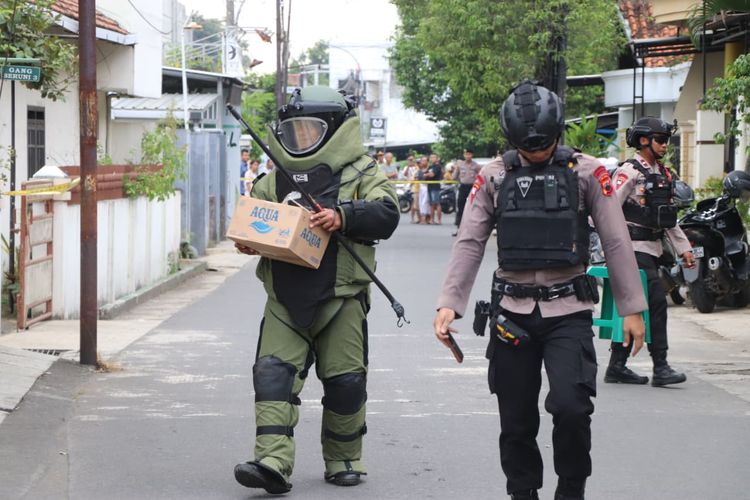 Geger Paket Mencurigakan di Rumah Pendeta Kudus, Penjinak Bom Bongkar Isi Kardus
