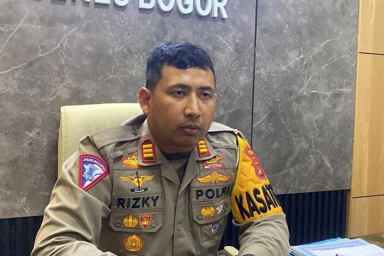 Kasat Lantas Polres Bogor AKP Rizky Guntama saat menjawab soal informasi kasus tabrakan yang melibatkan oknum polisi di Cibinong, Kabupaten Bogor, Jawa Barat, Kamis (2/5/2024).