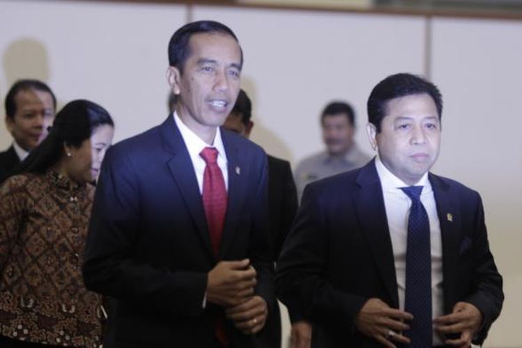 Presiden Joko Widodo didampingi Ketua DPR Setya Novanto (kanan) tiba di ruang Nusantara IV gedung MPR/DPR/DPD, Senayan, Jakarta, Senin (6/4/2015).