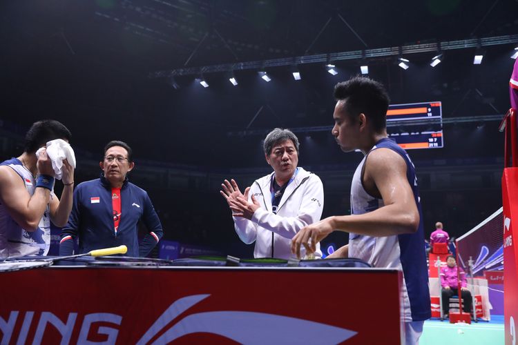 Aryono Miranat tengah memberikan arahan kepada Pramudya/Yeremia pada turnamen China Masters 2023. Pramudya/Yeremia terhenti pada perempat final China Masters 2023 di Shenzhen Bay Gymnasium, Jumat (24/11/2023). 