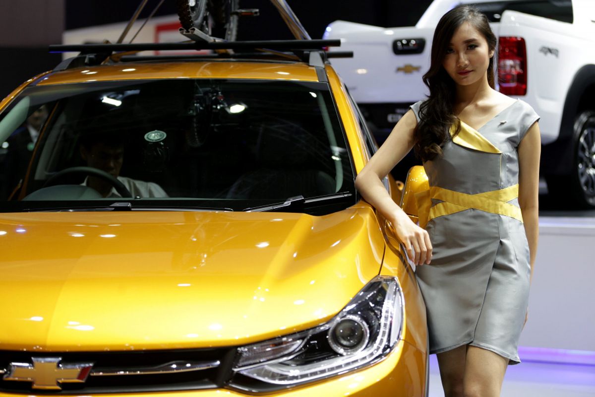 Sales promotion girl berpose di samping generasi terbaru Chevrolet Trax saat ajang Indonesia International Motor Show (IIMS) 2017 di JI Expo, Kemayoran, Jakarta, Jumat (28/4/2017). Pameran otomotif terbesar di Indonesia ini berlangsung hingga 7 Mei mendatang. KOMPAS IMAGES/KRISTIANTO PURNOMO