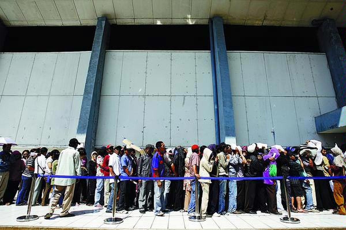 Sejumlah investor antre untuk membeli saham saat penawaran umum perdana saham PT Kertas Basuki Rachmat Indonesia (KBRI) di Hall Basket Senayan, Jakarta, Kamis (3/7). Saham yang ditawarkan sebanyak 1,36 miliar dengan harga penawaran sebesar Rp 260 per lembar dan akan berlangsung hingga tiga hari.  