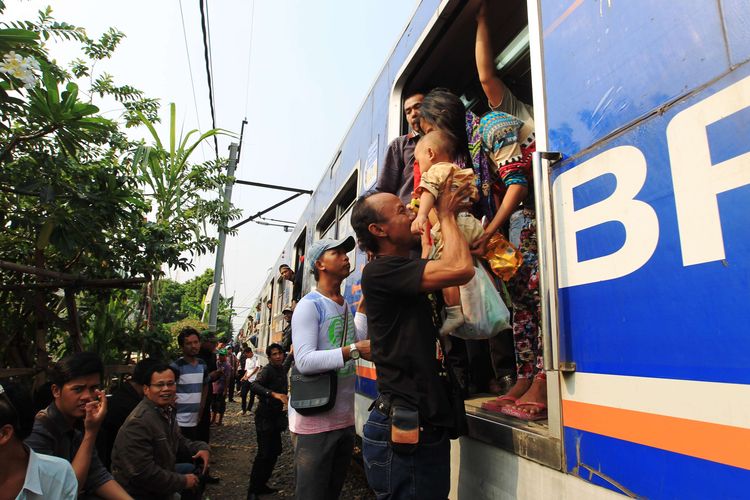 Penumpang turun dari kereta saat perjalanan KRL tertahan di kawasan Patal Senayan, Jakarta, Selasa (16/6/2015). KRL Commuter Line KA 1944 jurusan Tanah Abang - Parung Panjang anjlok pada pukul 11.03 WIB di kawasan Bintaro, menyebabkan sejumlah perjalanan KRL terganggu. KOMPAS IMAGES/KRISTIANTO PURNOMO