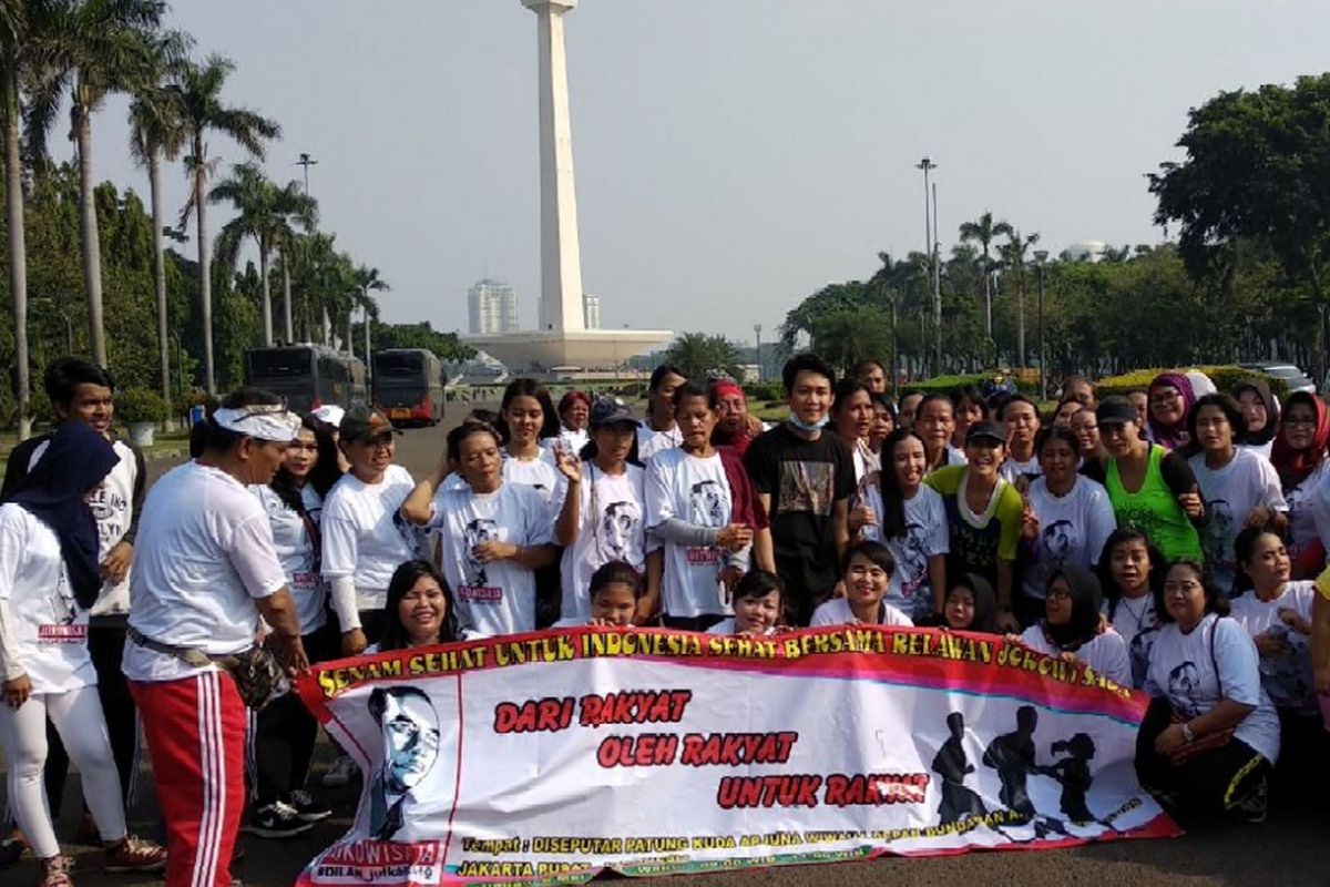 Relawan Jokowi menggelar senam bersama di Monas, Minggu (6/5/2018).