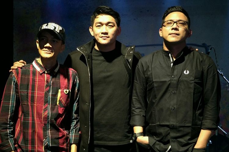 Vokalis Ifan Seventeen bersama David NOAH dan Hendri Lamiri dalam peluncuran single Masih Harus di Sini di kawasan Tebet, Jakarta Selatan, Kamis (17/10/219).