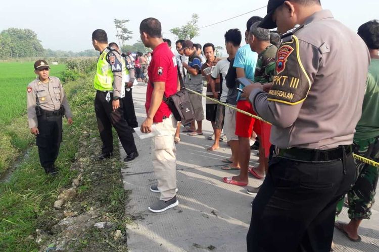 Kepolisian menggelar olah tempat kejadian perkara (TKP) di lokasi penemuan dua jasad pria di saluran air persawahan Desa Karangharjo, Kecamatan Pulokulon, Kabupaten Grobogan, Jawa Tengah, Rabu (29/1/2020).