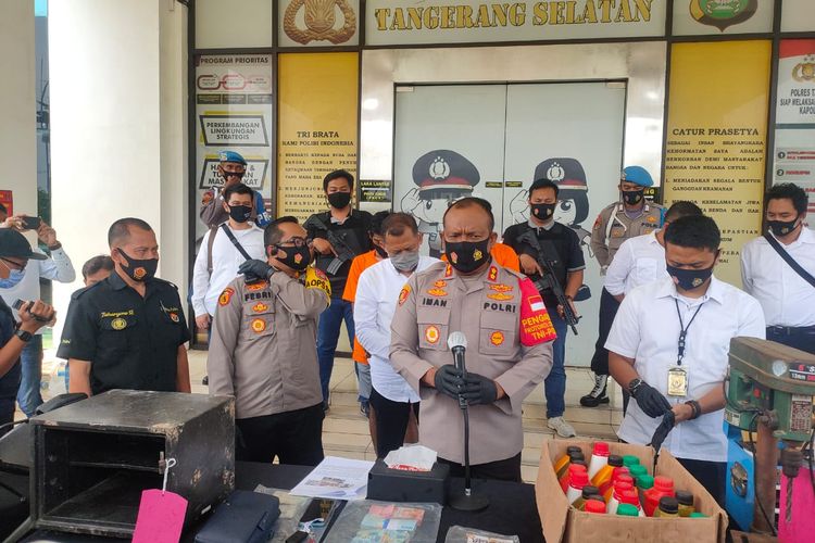 Kapolres Tangerang Selatan AKBP Iman Setiawan (tengah) saat konferensi pers penangkapan pelaku pembobol brangkas uang di Mapolres Tangerang Selatan, Senin (7/9/2020).