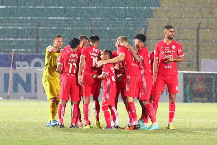 Pemain Persija Jakarta saat berisap untuk pertandingan pekan ke-16 Liga 1 2022-2023 melawan Dewa United yang berakhir dengan skor 3-1 di Stadion Sultan Agung Bantul, Selasa (20/12/2022) malam. Di dalam artikel ini berisi ulasan jelang duel pekan ke-18 Liga 1 2022-2023 antara Persija vs Bali United.