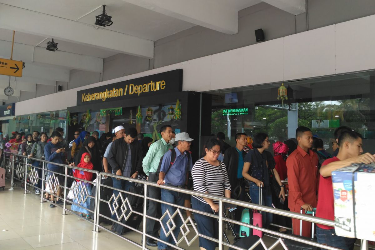 Suasana Bandara Halim Perdanakusuma pada H-2 Lebaran, Jumat (23/6/17).