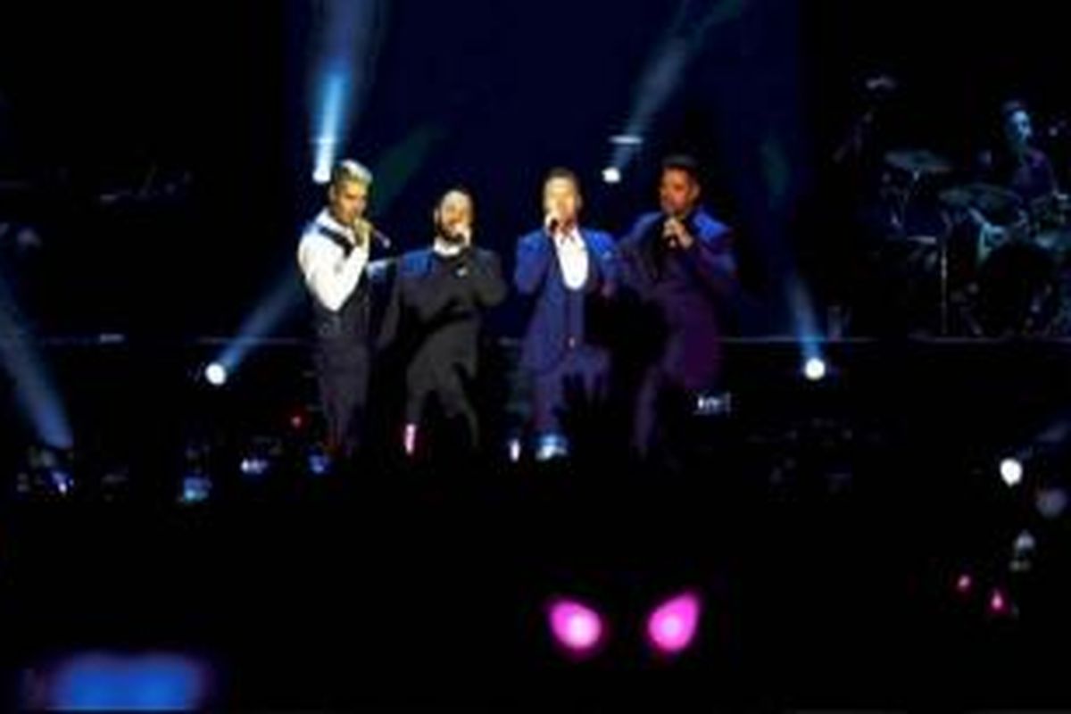 Grup musik Boyzone yang terdiri dari Keith Duffy, Michael Graham, Ronan Keating, dan Shane Lynch mengobati kerinduan penggemar dalam konser A Night of Reunion, Boyzone: Back Again No Matter Wha, di Istora Senayan, Jakarta, Jumat (22/5/2015). Boyband asal Irlandia yang terkenal pada 1990-an itu hadir lagi setelah 18 tahun lalu, yaitu 1997, menggelar konser di Jakarta. Kali ini Boyzone membawakan kembali lagu-lagu hit mereka, seperti Love Me For A Reason, Picture of You, dan Baby Can I Hold You. 