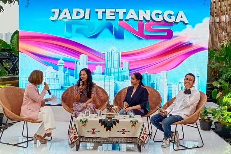 RANS Entertainment Group bersiap melakukan diversifikasi bisnis di sektor properti dengan menggandeng Asiana Group sebagai konsultan. Tampak dalam gambar Presiden Direktur Asiana Group Loemongga Haoemasan, Nagita Slavina, dan Raffi Ahmad memaparkan rencana bisnis membangun apartemen, dalam konferensi pers yang digelar di Jakarta, Jumat (2/9/2022).