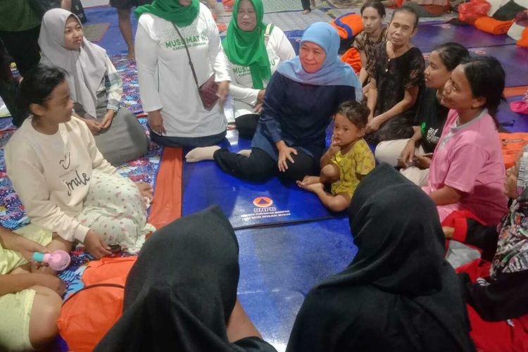 Khofifah Indar Parawansa menemui warga Dusun Beluk, Desa Jombok, Kecamatan Kesamben, Kabupaten Jombang, Jawa Timur, yang wilayahnya dilanda banjir, Selasa (10/12/2024).