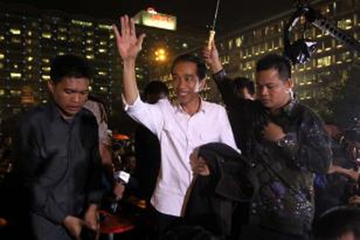 Gubernur DKI Jakarta, Joko Widodo hadir di kawasan Bundaran Hotel Indonesia saat Car Free Night dalam rangka gelaran Jakarta Night Festival menjelang perayaan Tahun Baru 2013, Senin (31/12/2012) malam.   