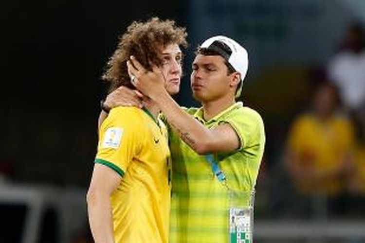 Bek Brasil, Thiago Silva (kanan), berusaha menenangkan rekannya, David Luiz, setelah mereka tersingkir di semifinal Piala Dunia 2014 melawan Jerman di The Mineirao Stadium di Belo Horizonte pada 8 Juli 2014. Brasil kalah 1-7.