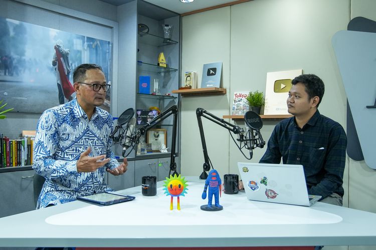 Dirjen Aptika Kementerian Kominfo, Semuel A. Pangerapan (kiri) bersama Jurnalis  Yudha Pratomo (kanan) dalam acara Ruang Jernih di Menara Kompas, Palmerah, Jakarta Pusat, Senin (1/8/2022) malam.