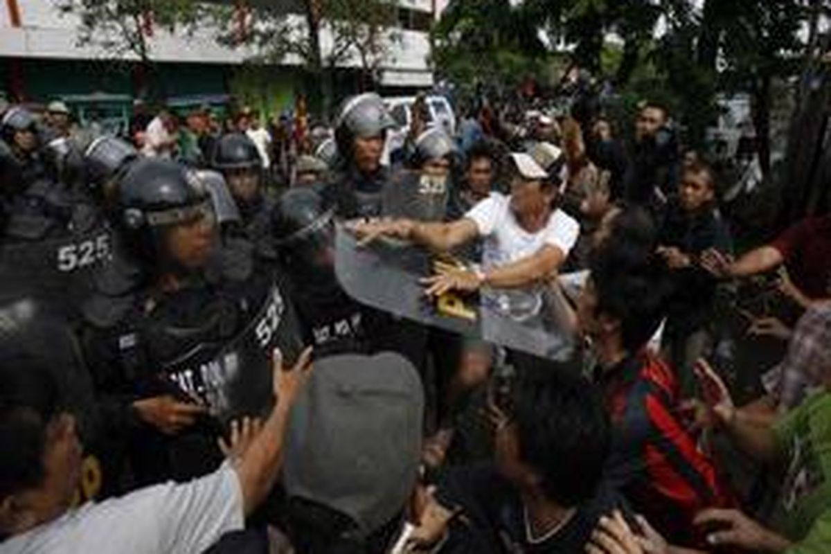 Pedagang Pasar Koja Baru terlibat bentrok dengan satpol PP dalam penggusuran Pasar Koja Baru, Jakarta Utara, Rabu (28/1). Sejumlah pedagang luka-luka dalam bentrokan tersebut, bangunan pasar akhirnya digusur dengan dua alat berat yang dijaga oleh 904 aparat gabungan. 