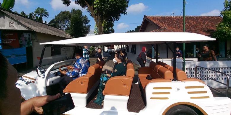 Salah 1 mobil listrik yang digunakan untuk mengantar tamu undangan ke lokasi siraman Erina Gudono di Mlati, Sleman, DI Yogyakarta, Jumat (9/12/2022).