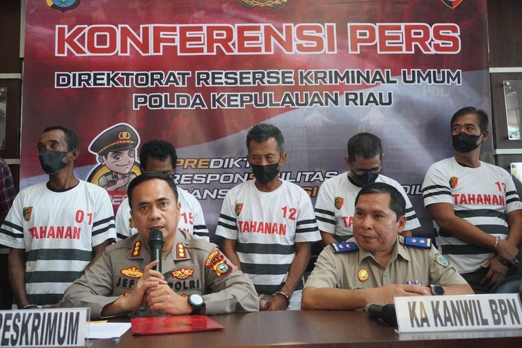 Tim Satgas Mafia Tanah Kepulauan Riau (Kepri) menangkap lima orang mafia lahan yakni inisial S, HA, LP, AM dan AG. Dari kelima pelaku, dua di antaranya oknum pegawai Badan Pengusahaan (BP) Batam.