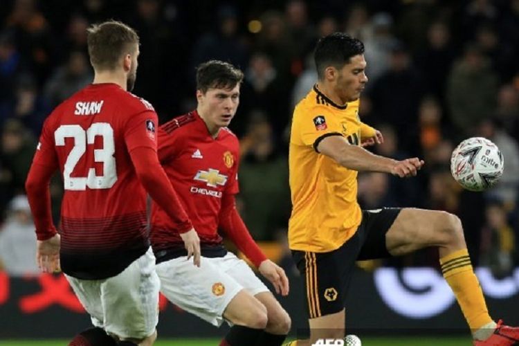 Striker Wolves Raul Jimenez melewati adangan dua pemain Manchester United, Luke Shaw dan Victor Lindelof, pada laga perempat final Piala FA, Sabtu 16 Maret 2019.