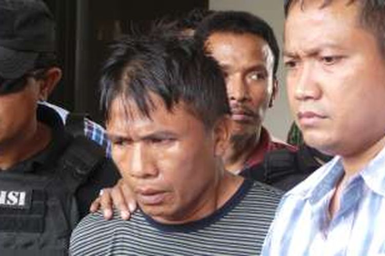 Tersangka kasus perampokan dan pembunuhan di Pulomas, Jakarta Timur, Ridwan Sitorus alias Ius Pane (54), tiba di Bandara Halim Perdana Kusumah, Minggu (1/1/2017). 