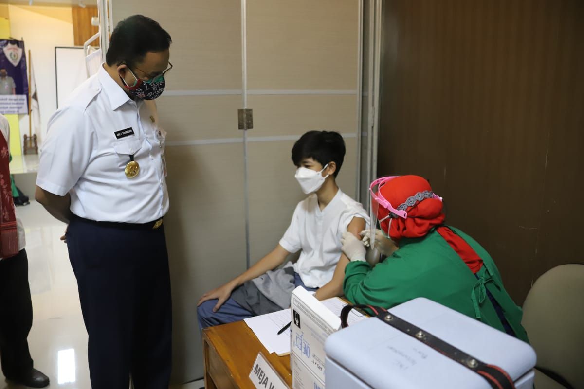 Gubernur DKI Jakarta, Anies Baswedan meninjau pelaksanaan vaksinasi untuk anak umur 12-17 tahun di wilayah Jakarta Selatan pada Jumat (2/7/2021) pagi.