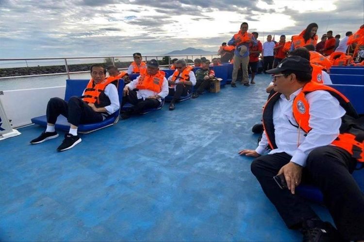 Presiden Jokowi didampingi para menteri berkunjung ke Taman Nasional Bunaken, Manado, Sulawesi Utara, Jumat (5/7/2019)